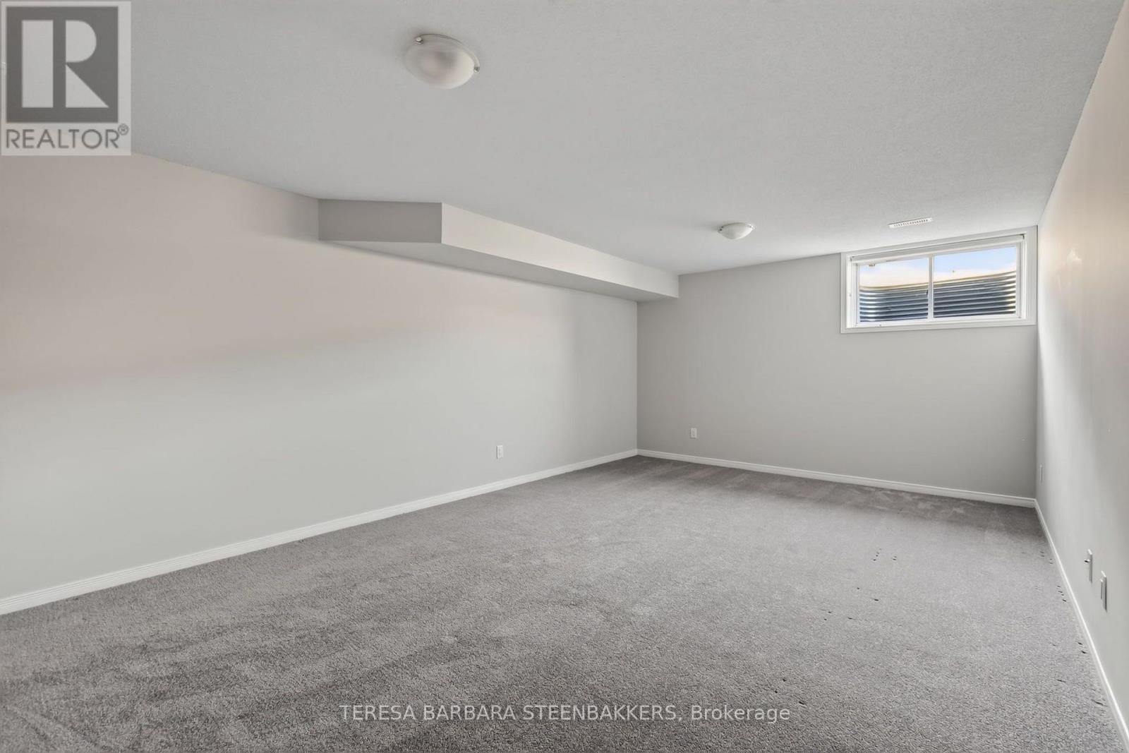 674 Taliesin Crescent N Property Photo 17