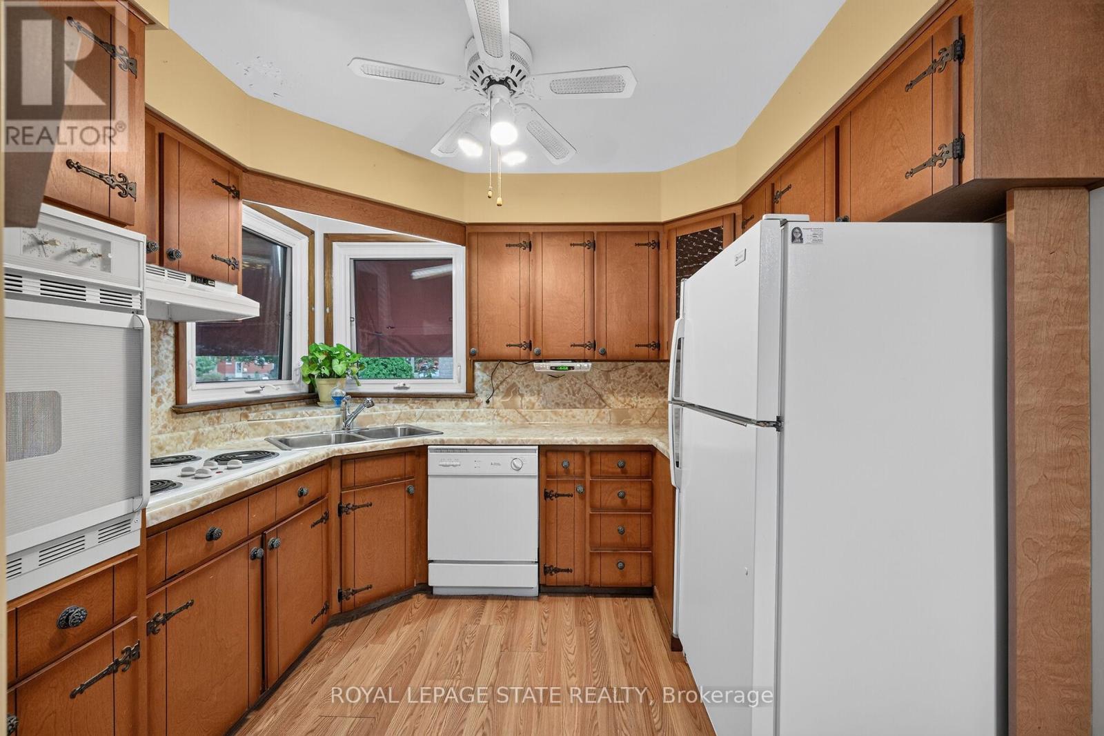 390 East 37th Street Property Photo 20