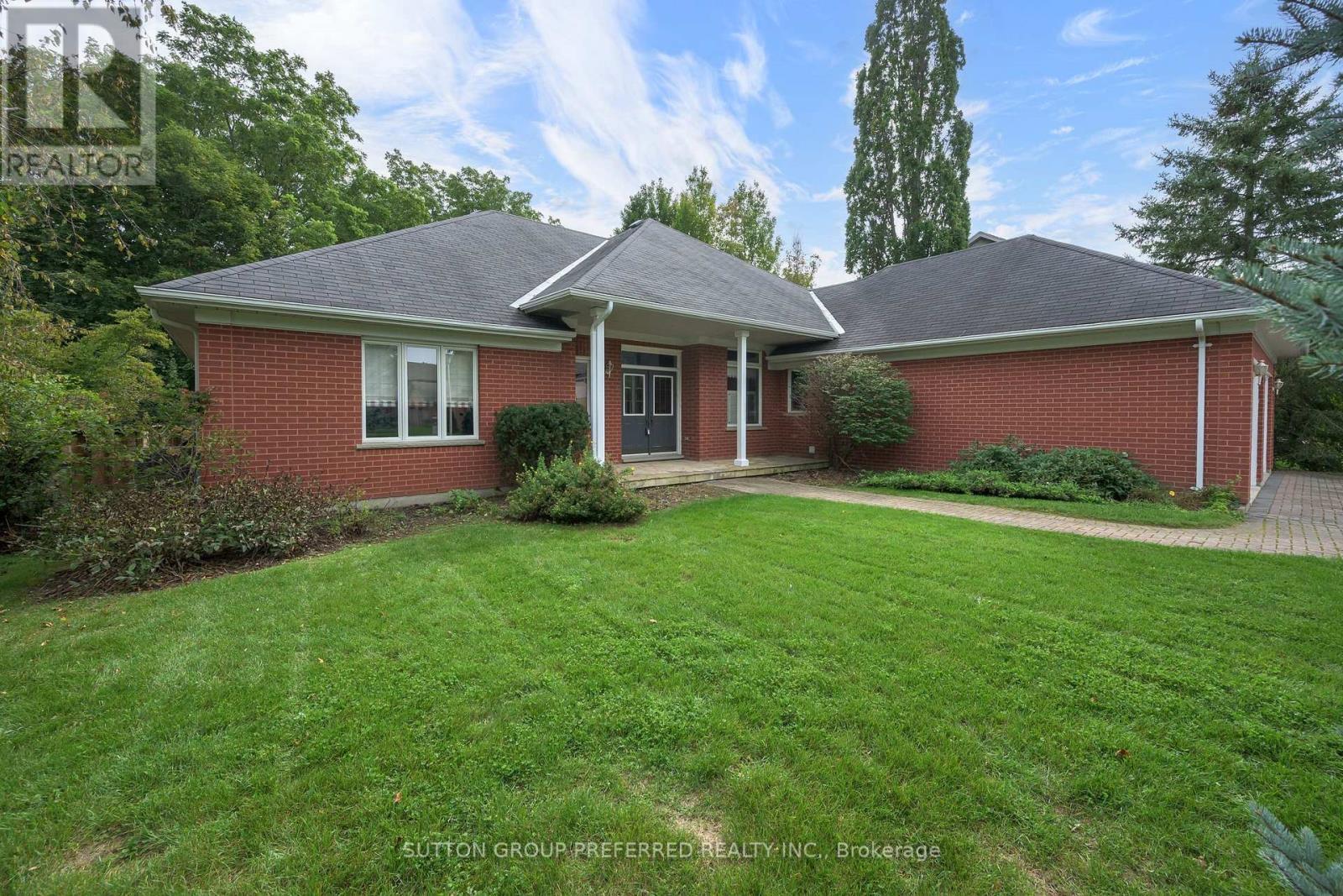 179 Carriage Hill Drive N Property Photo 3