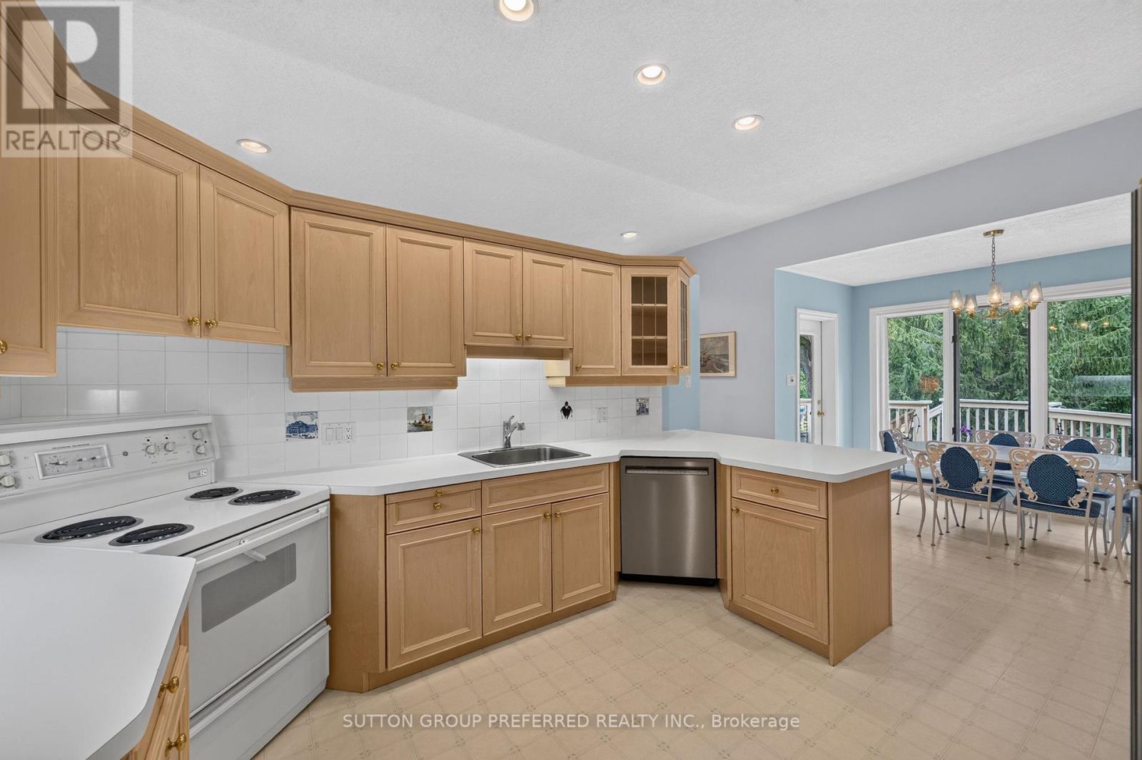 179 Carriage Hill Drive N Property Photo 14