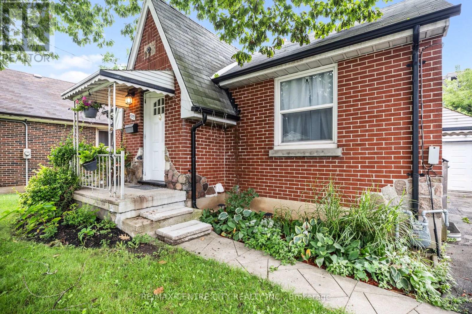 529 Highbury Avenue N Property Photo 2