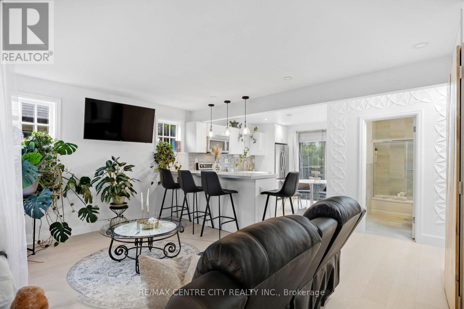 529 Highbury Avenue N Property Photo 4