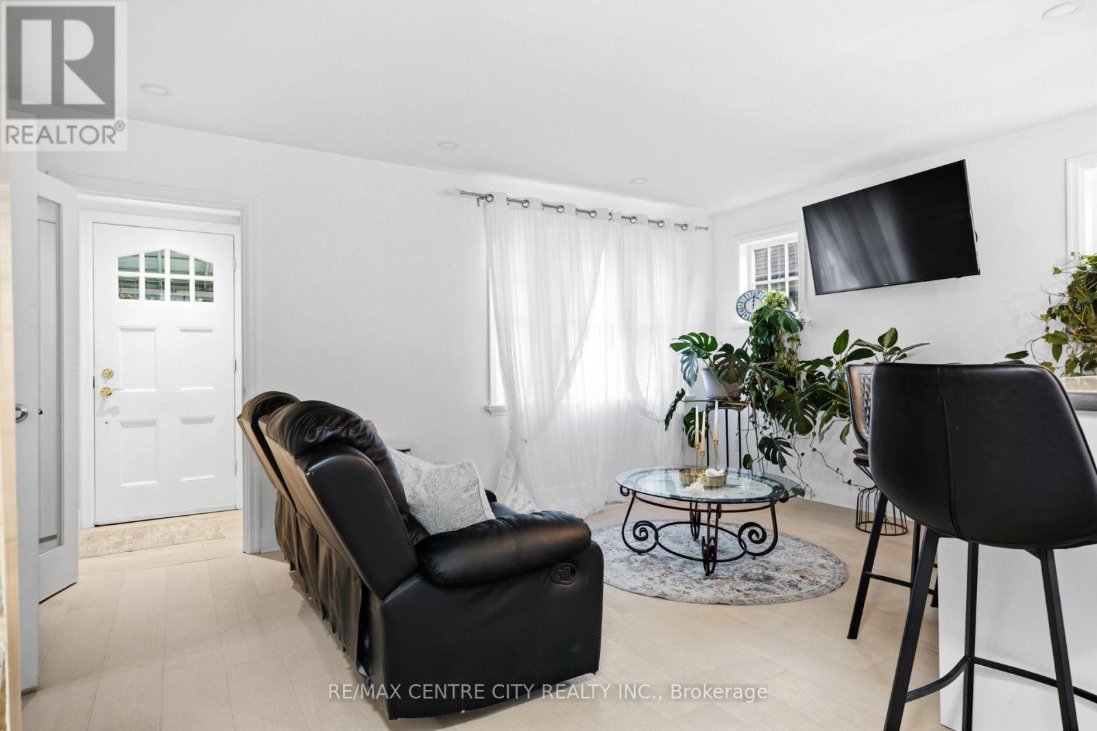 529 Highbury Avenue N Property Photo 5