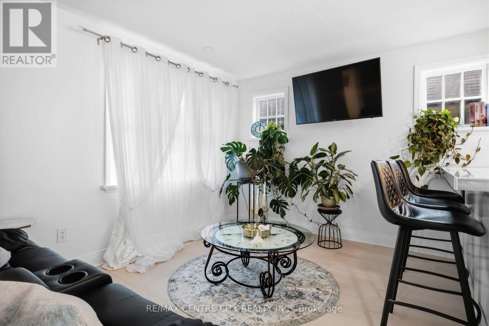 529 Highbury Avenue N Property Photo 6