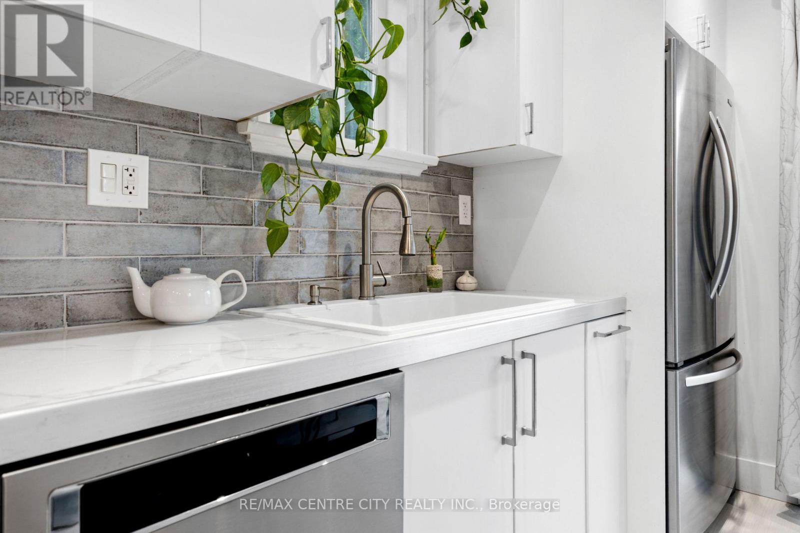 529 Highbury Avenue N Property Photo 9