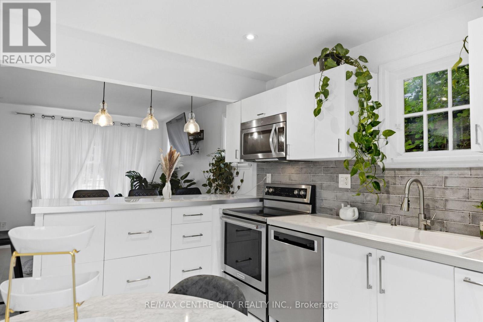 529 Highbury Avenue N Property Photo 10
