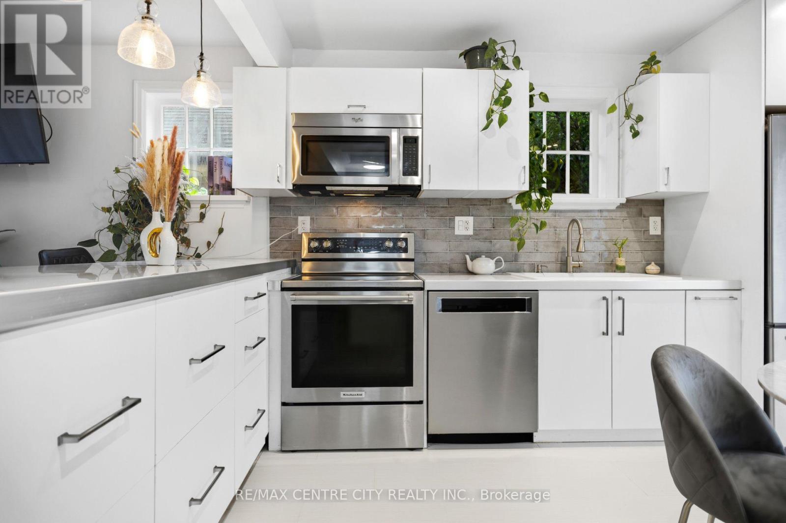 529 Highbury Avenue N Property Photo 11