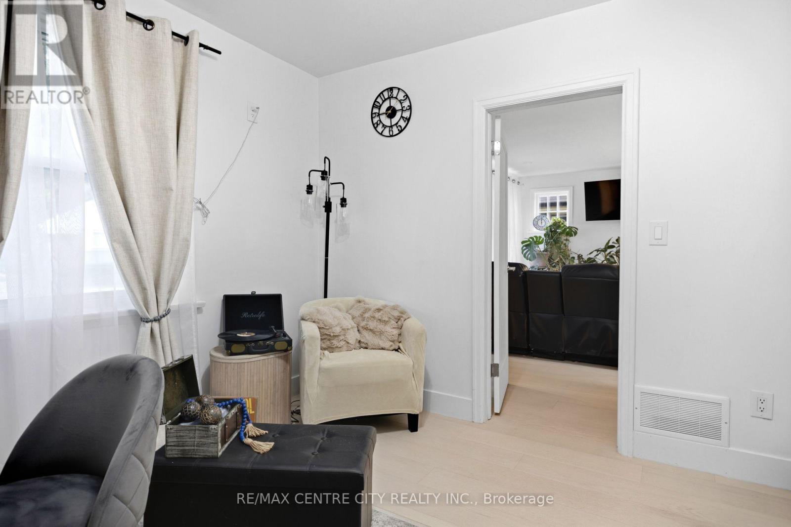 529 Highbury Avenue N Property Photo 20