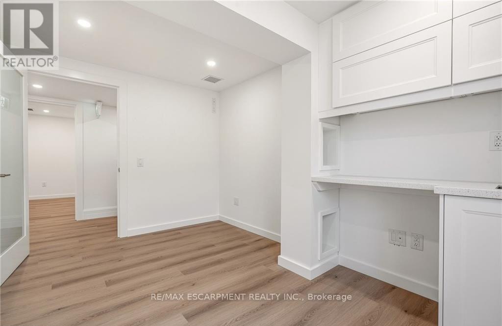 Room 1 - 326 Wilson Street E Property Photo 27