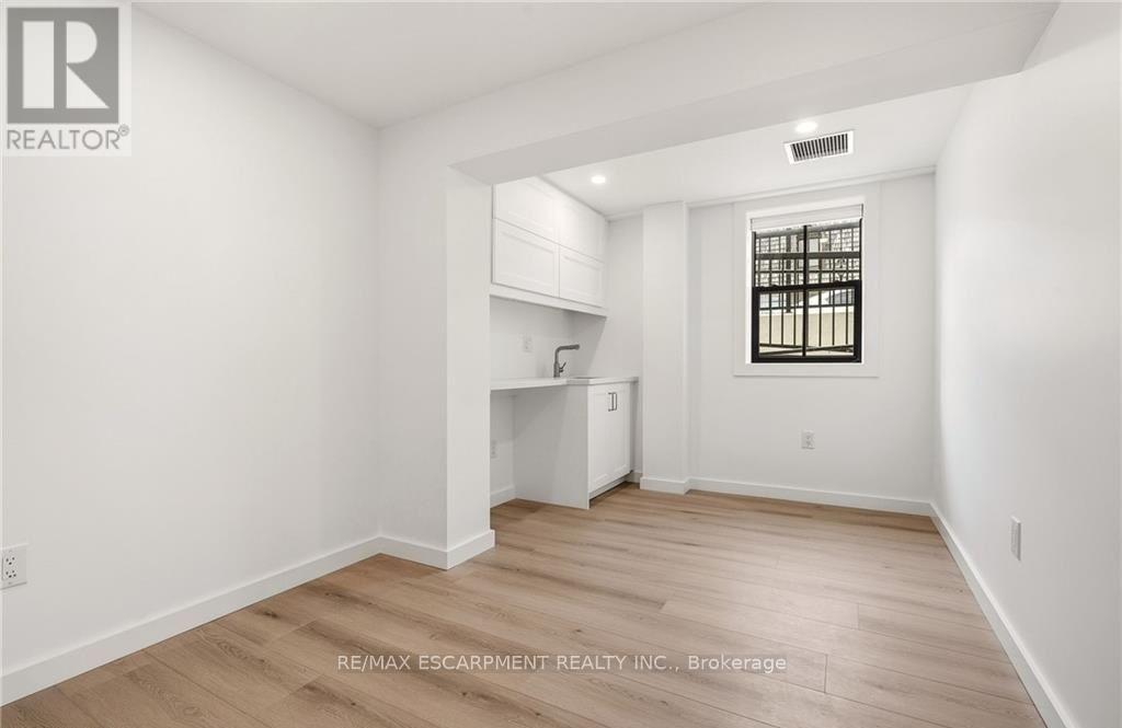 Room 1 - 326 Wilson Street E Property Photo 28