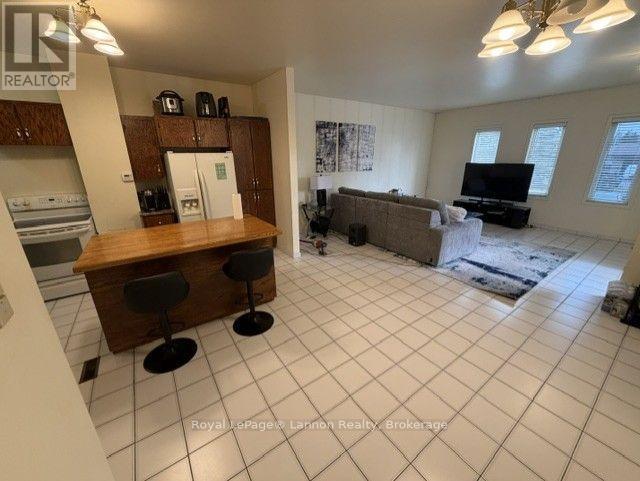 39-41 Junot Avenue S Property Photo 7