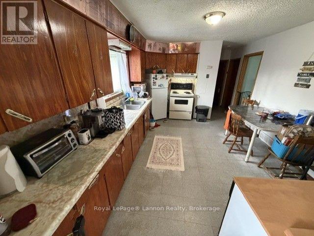 39-41 Junot Avenue S Property Photo 10
