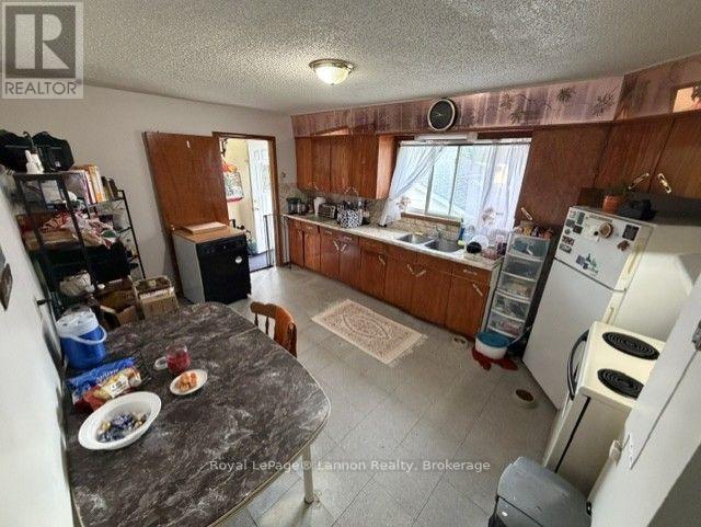 39-41 Junot Avenue S Property Photo 13