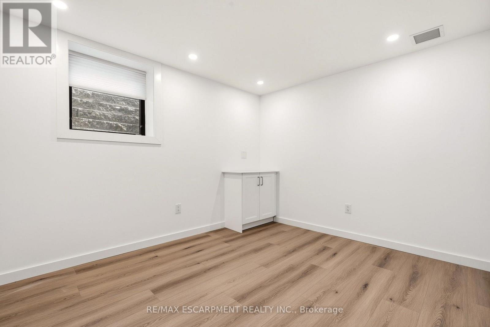 Room 4 - 326 Wilson Street E Property Photo 29