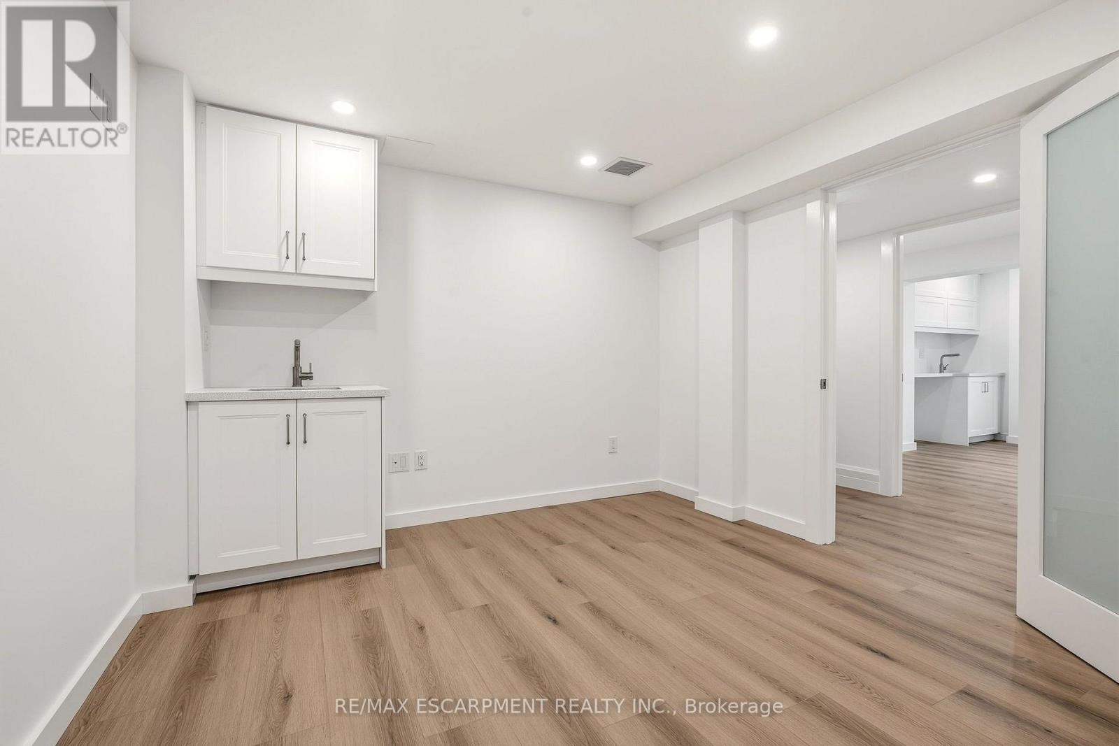 Room 5 - 326 Wilson Street E Property Photo 27