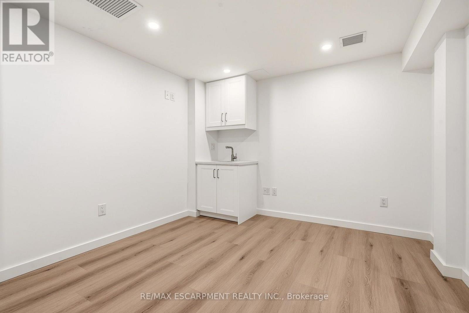 Room 5 - 326 Wilson Street E Property Photo 28