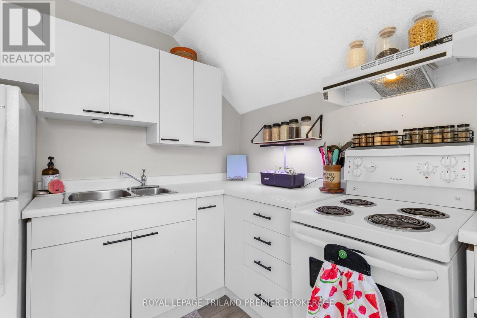 1284 Springbank Avenue Property Photo 16
