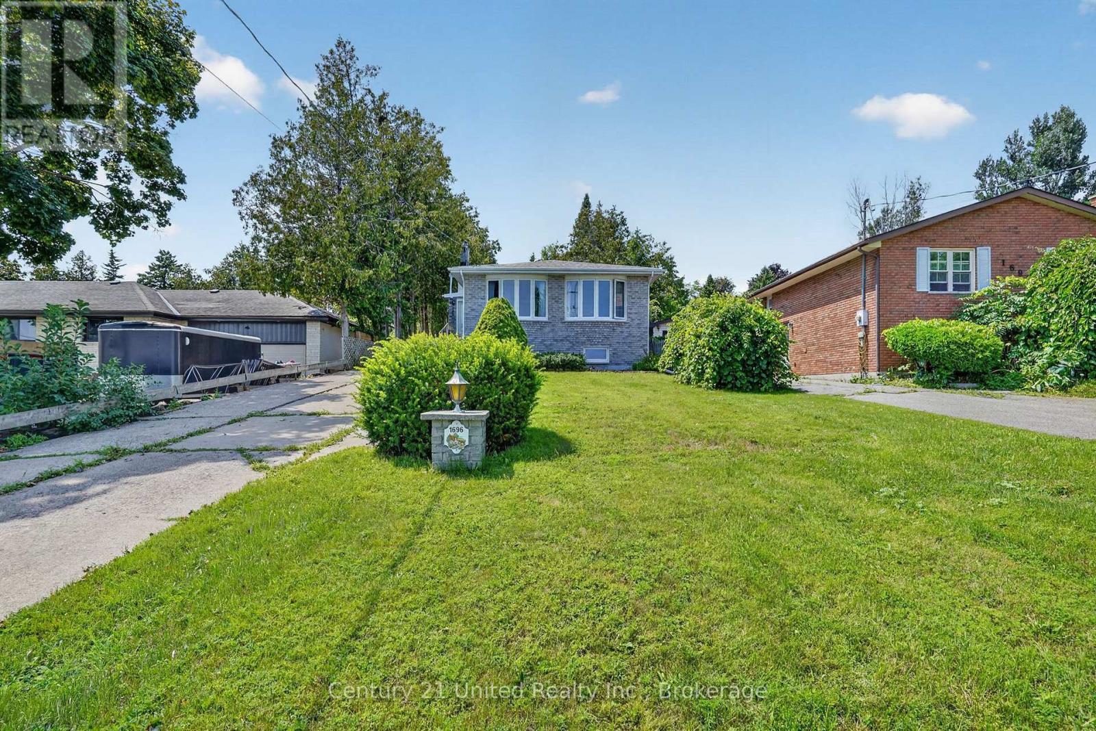 1696 Applewood Crescent Property Photo 1