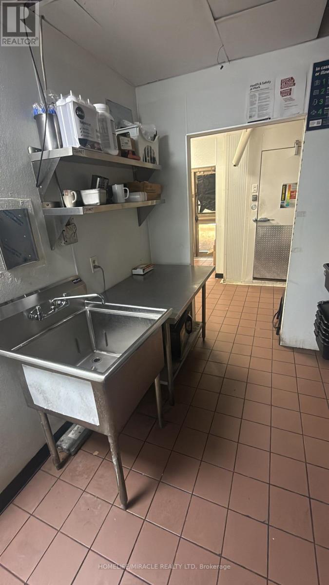 685 Richmond Street Property Photo 16