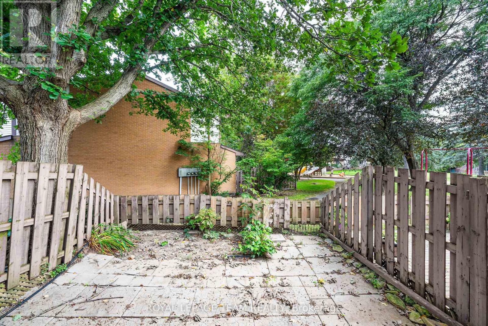 15 - 121 Castlefrank Road Property Photo 44