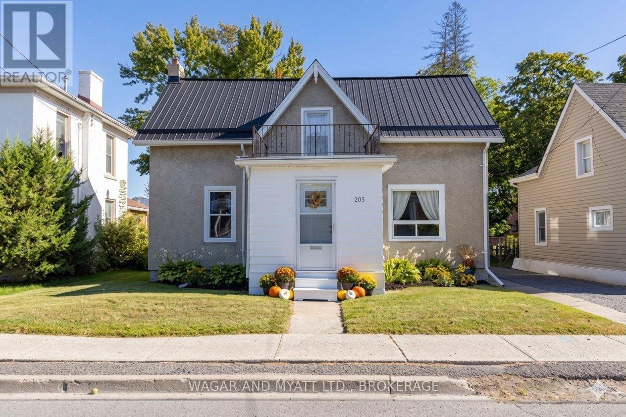 205 Centre Street N Property Photo 1