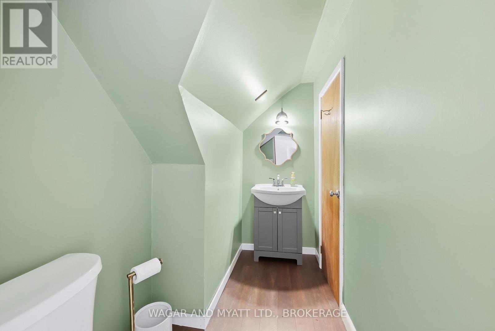 205 Centre Street N Property Photo 36