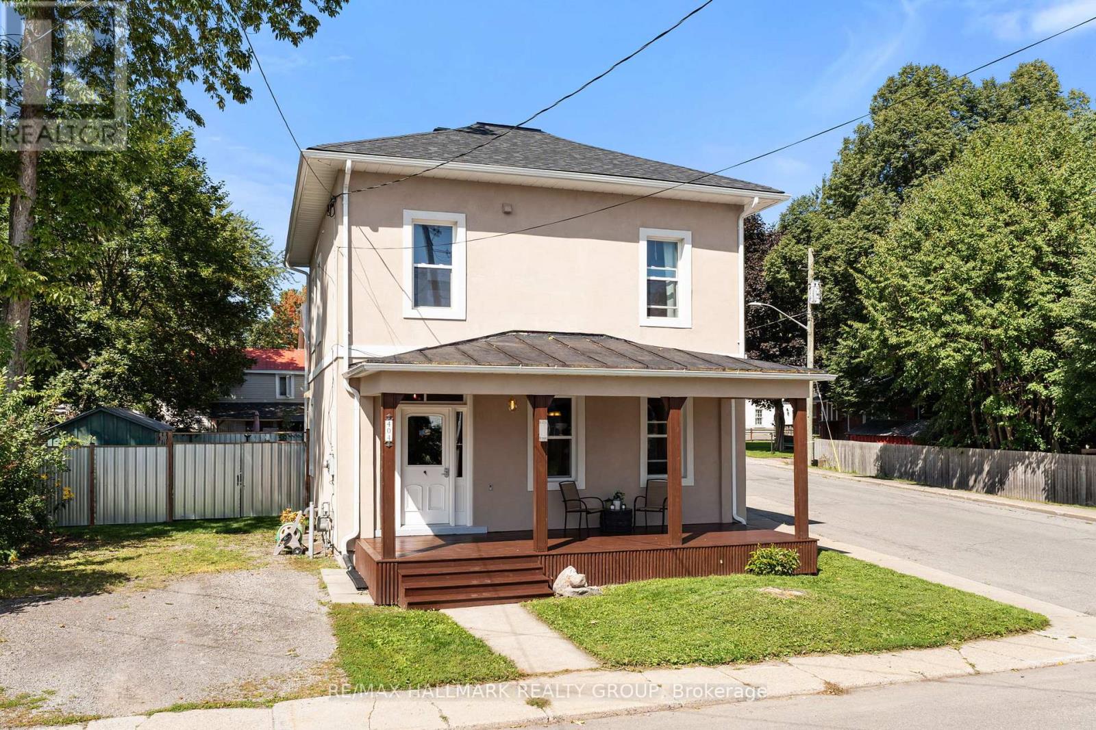 404 Henry Street W Property Photo 1