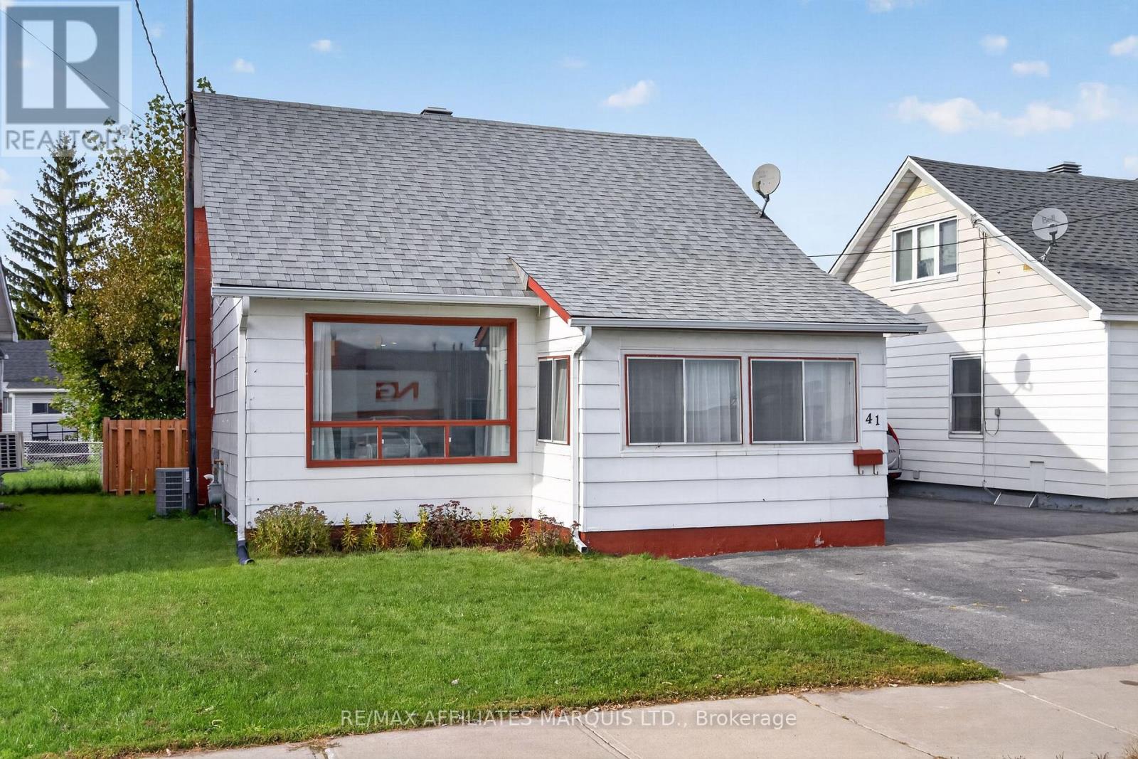 41 Eleventh Street E Property Photo 2