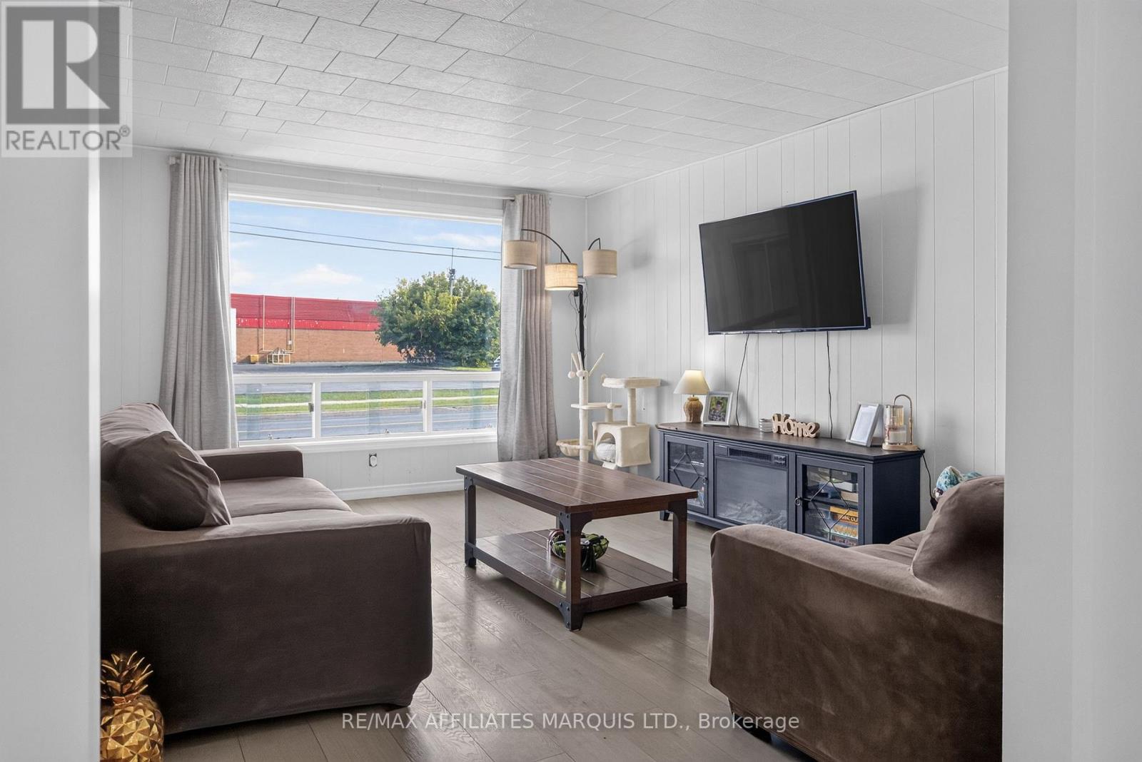 41 Eleventh Street E Property Photo 6