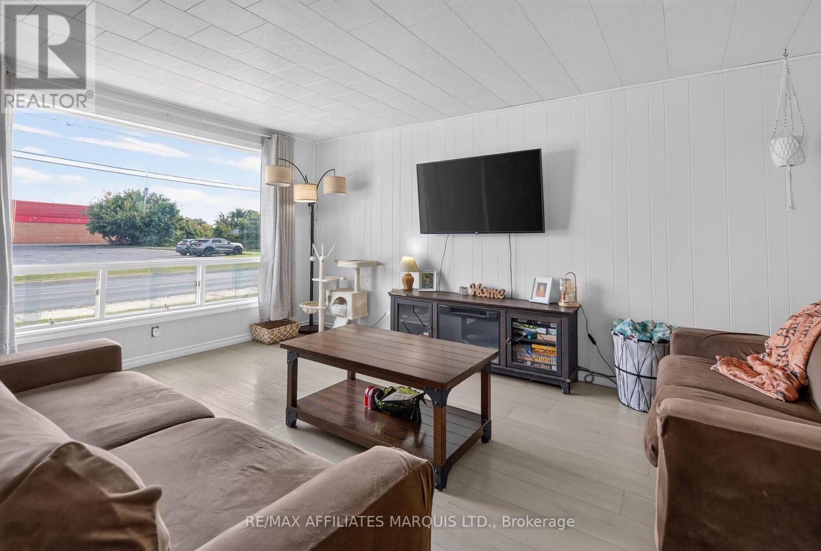41 Eleventh Street E Property Photo 7
