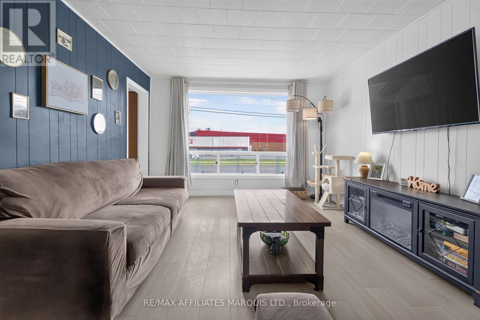 41 Eleventh Street E Property Photo 8