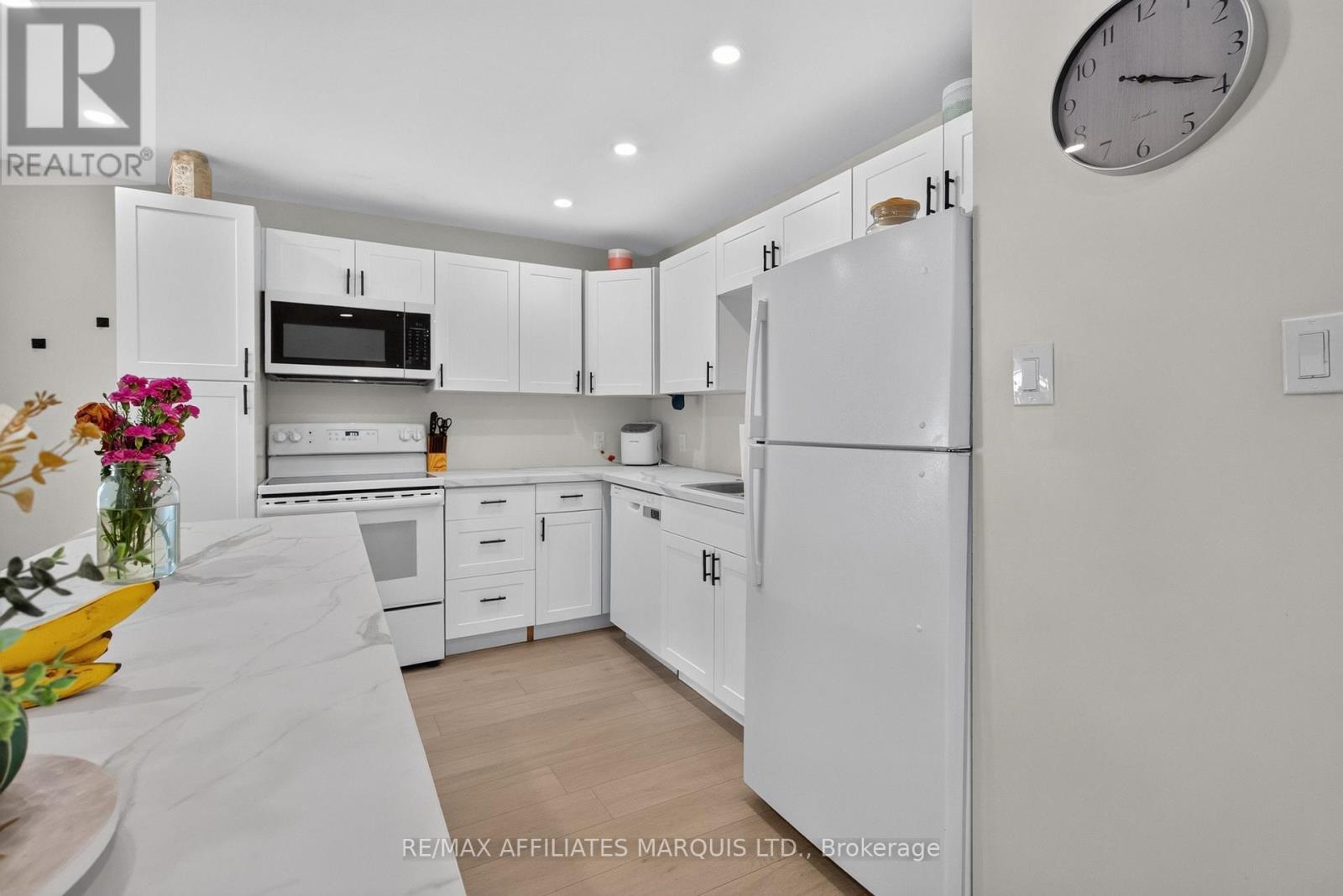 41 Eleventh Street E Property Photo 11