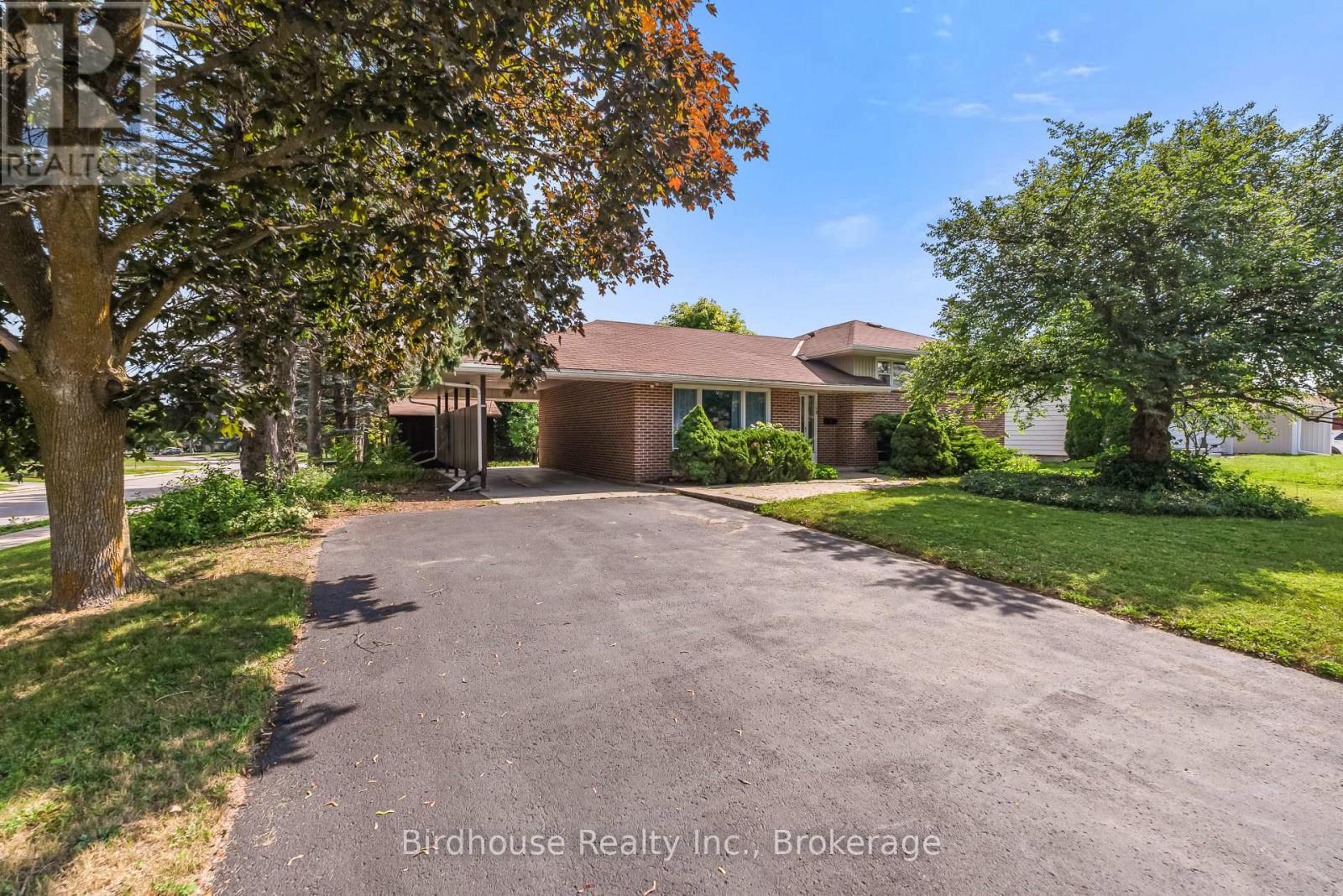 168 Adelaide Street N Property Photo 1