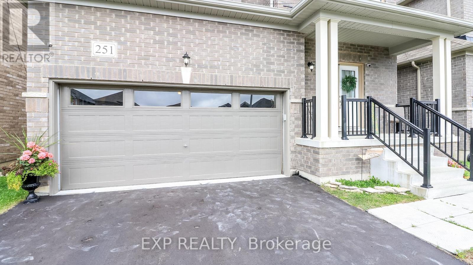251 Ridley Crescent Property Photo 2