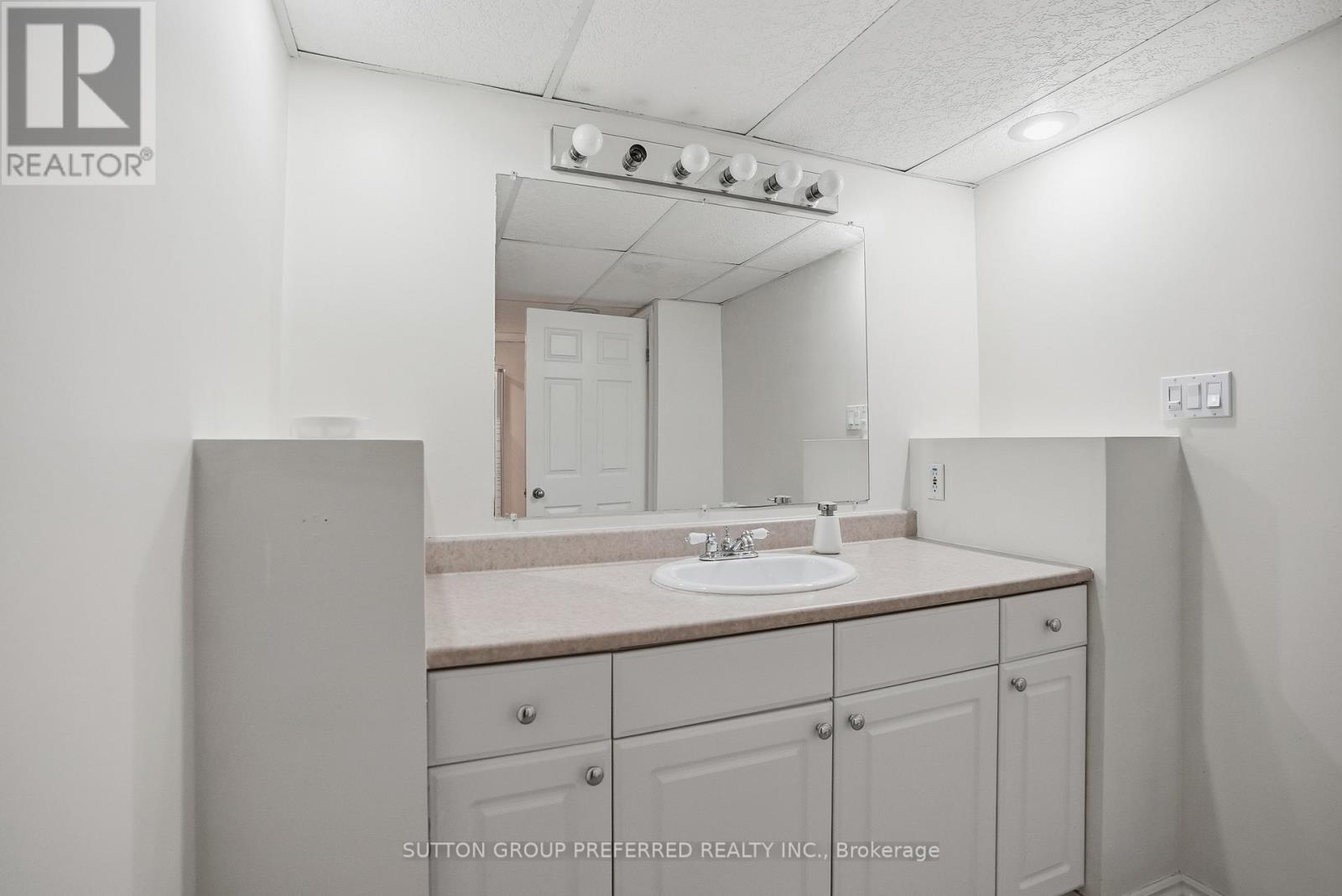 17 - 1500 Richmond Street Property Photo 39