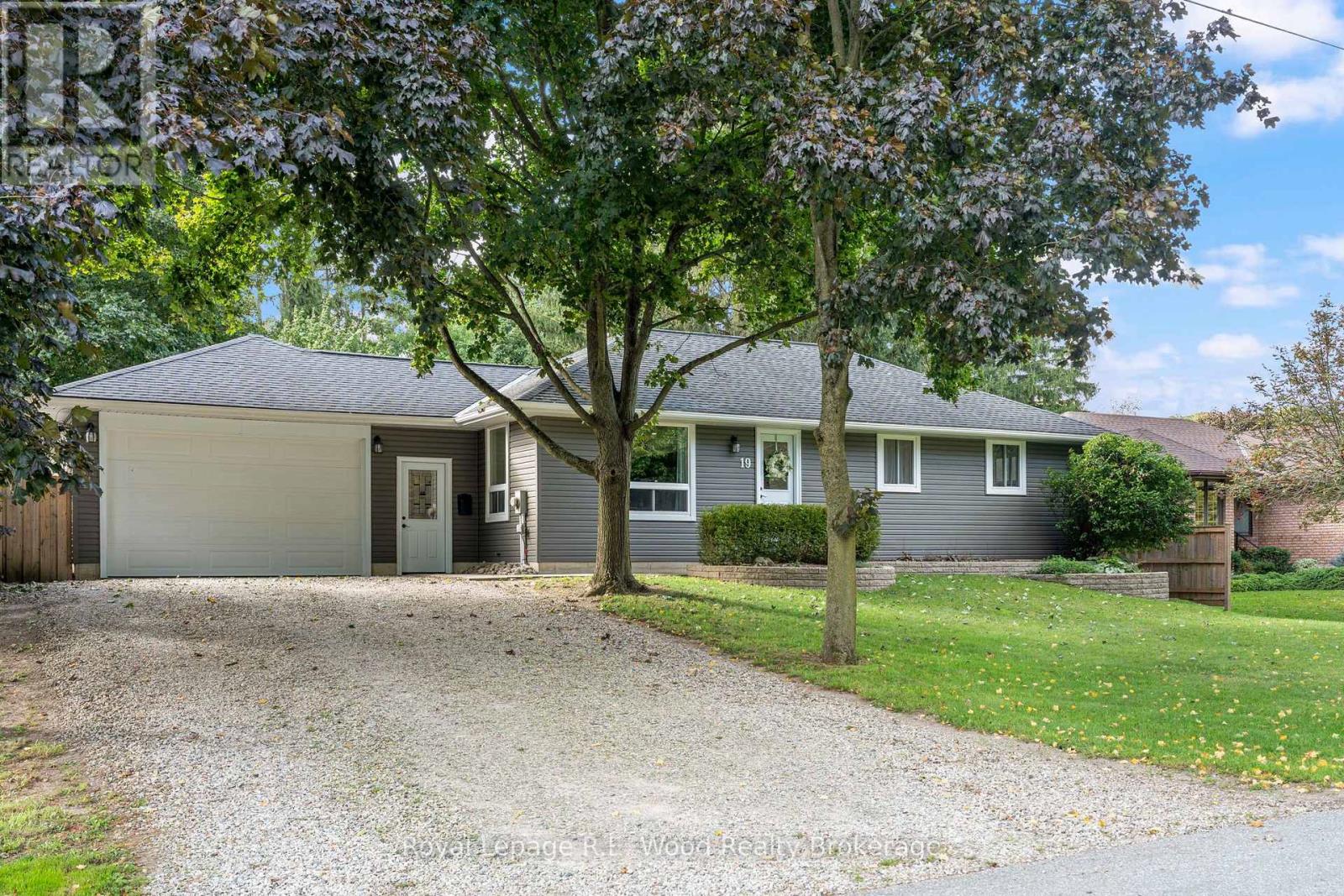 19 Queen Street E Property Photo 1
