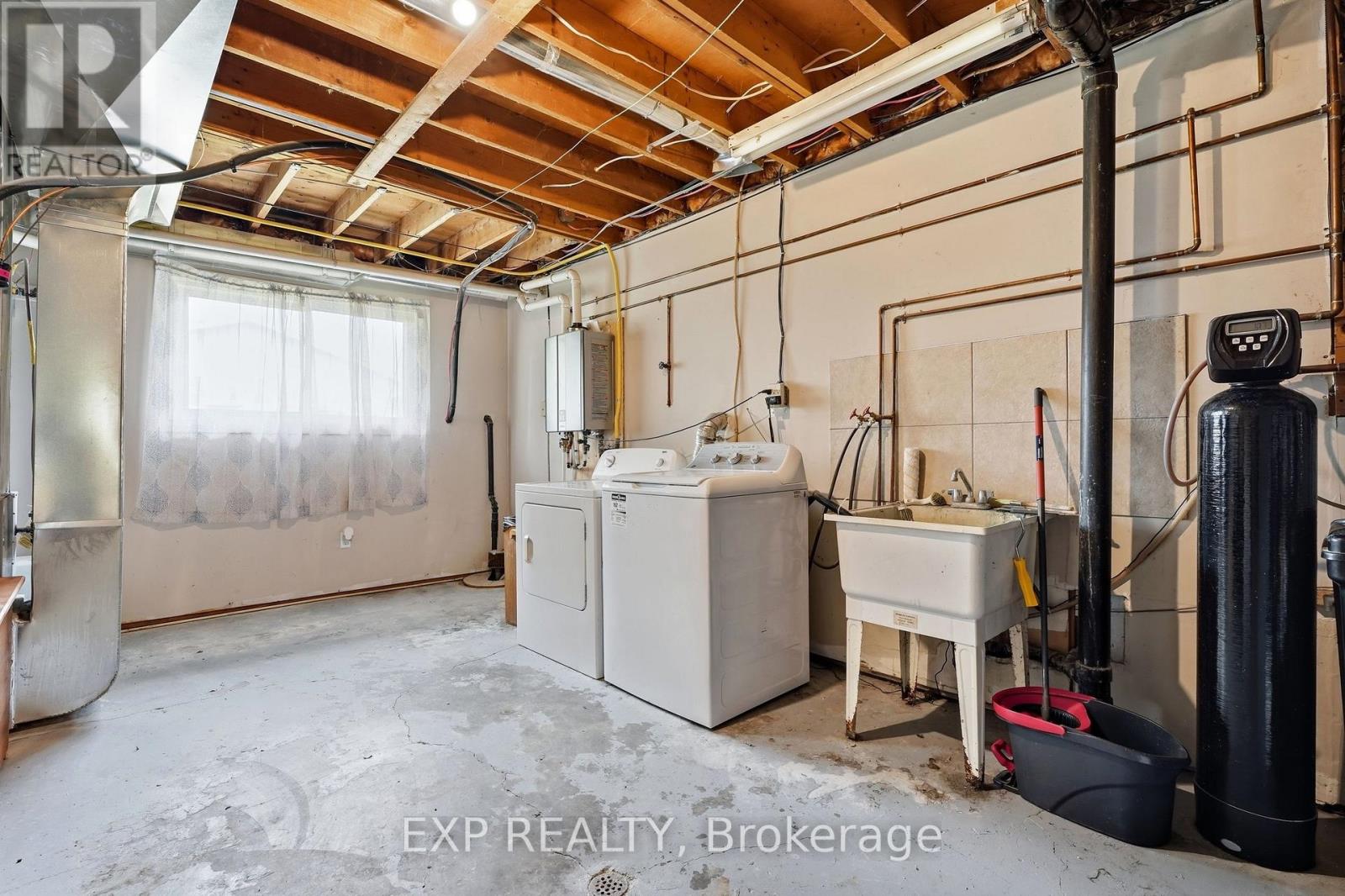 72 Crestlynn Crescent Property Photo 32