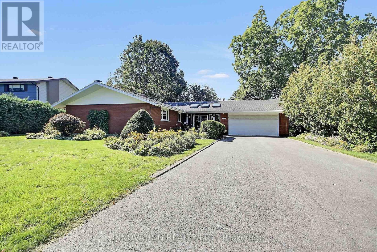 1136 Castle Hill Crescent Property Photo 3