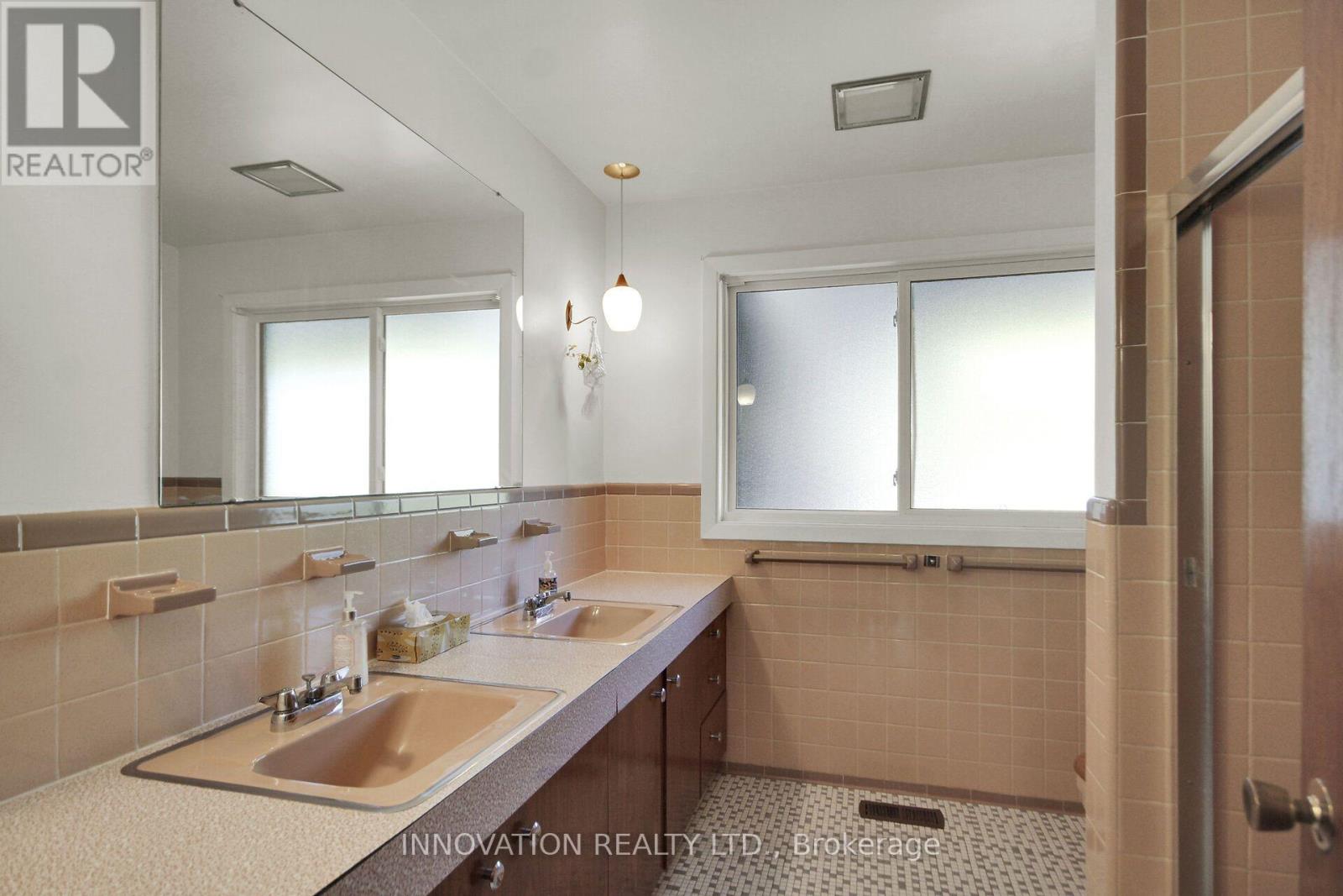 1136 Castle Hill Crescent Property Photo 32