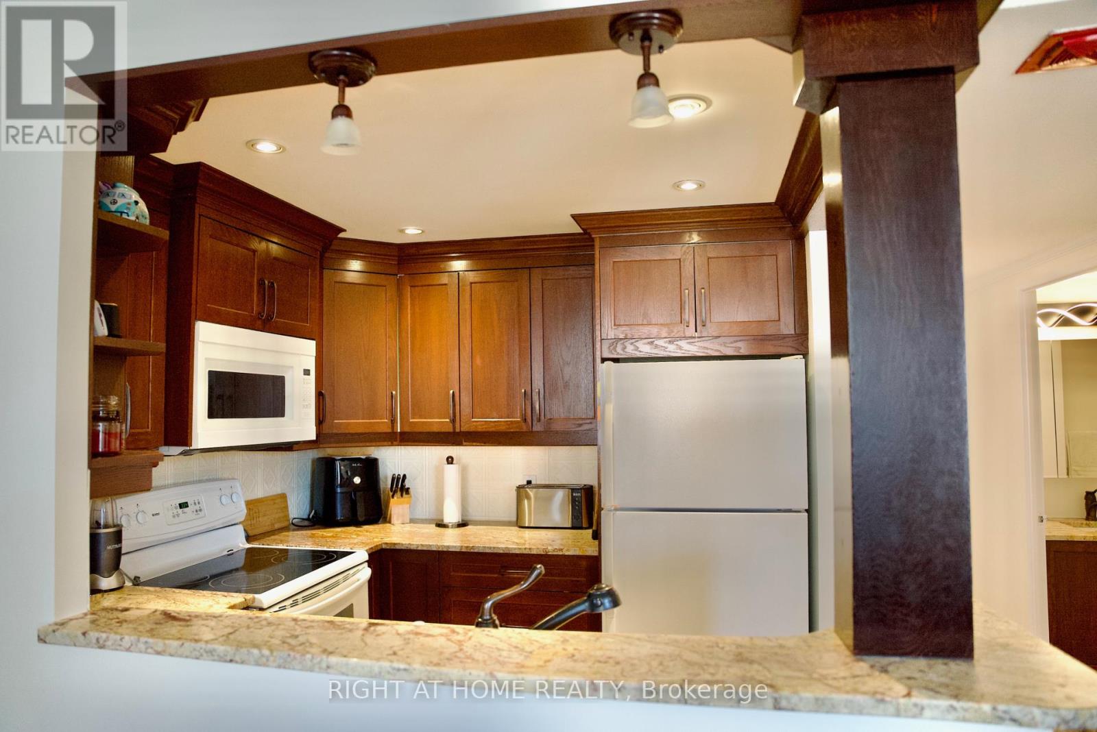 205 - 35 Holland Avenue Property Photo 6