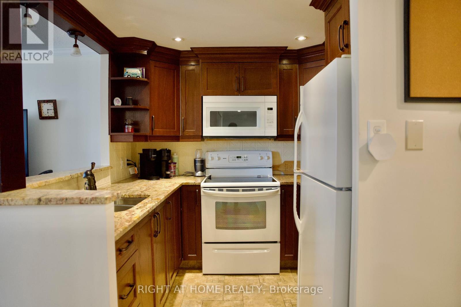205 - 35 Holland Avenue Property Photo 7