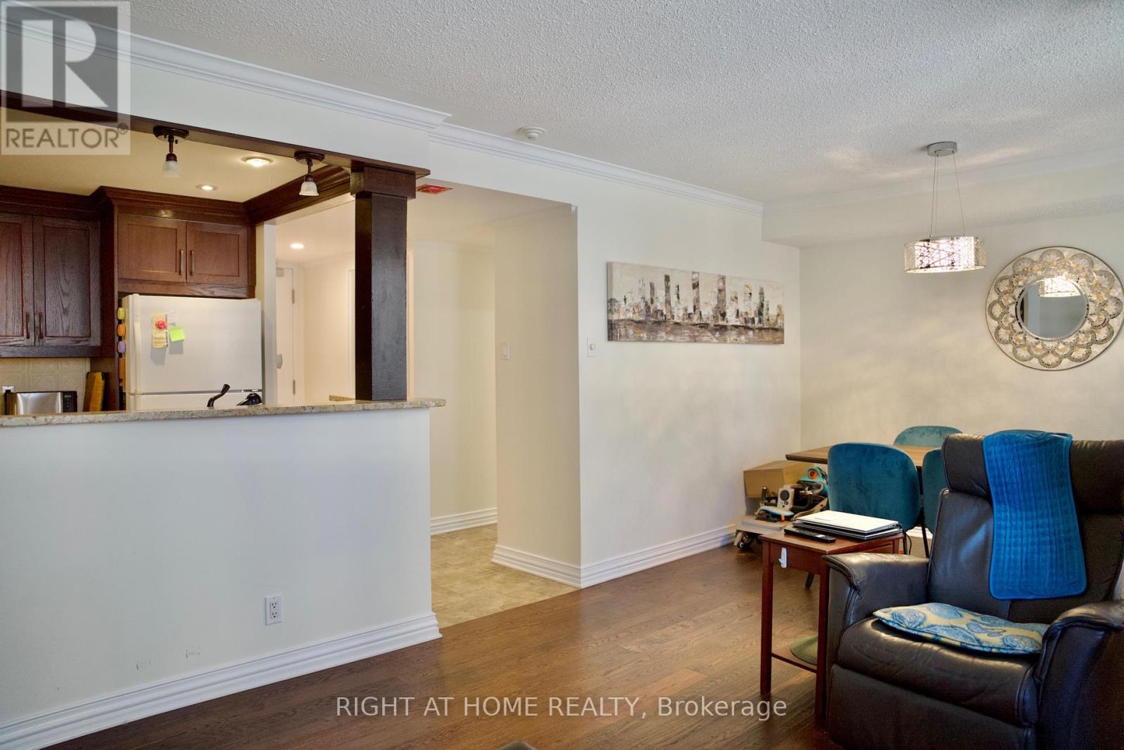 205 - 35 Holland Avenue Property Photo 8