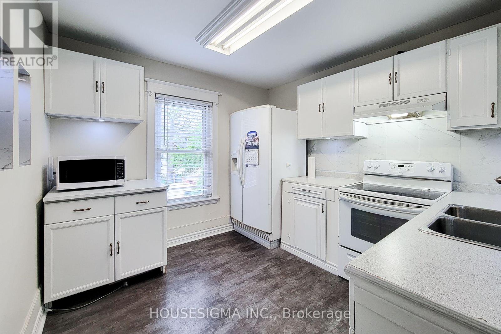2 - 46 Ottawa Street S Property Photo 8