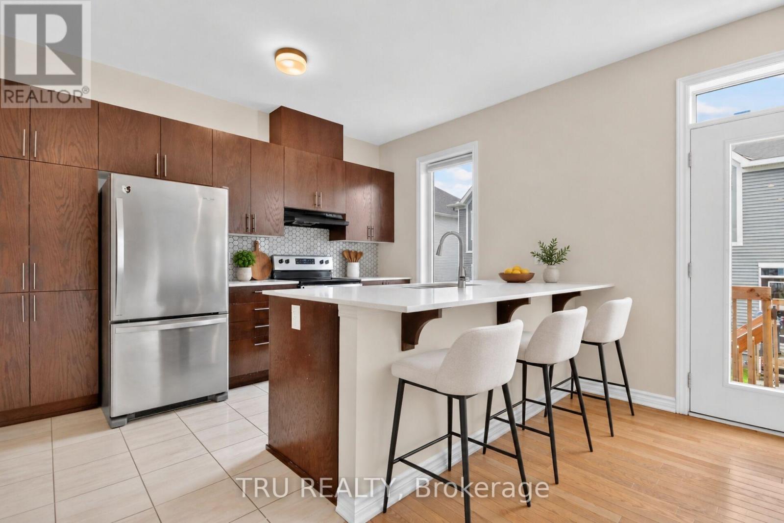 4126 Obsidian Street Property Photo 4