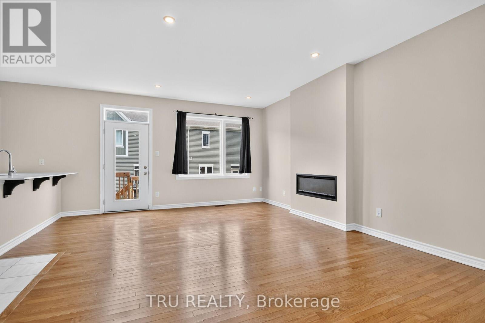 4126 Obsidian Street Property Photo 10