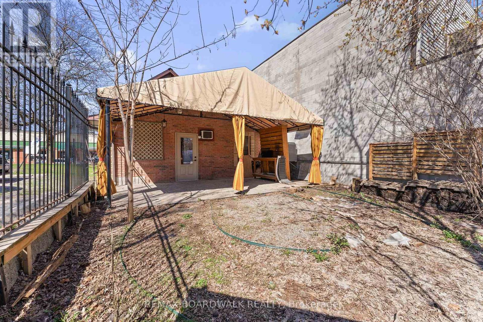 211 St.lawrence Street Property Photo 28