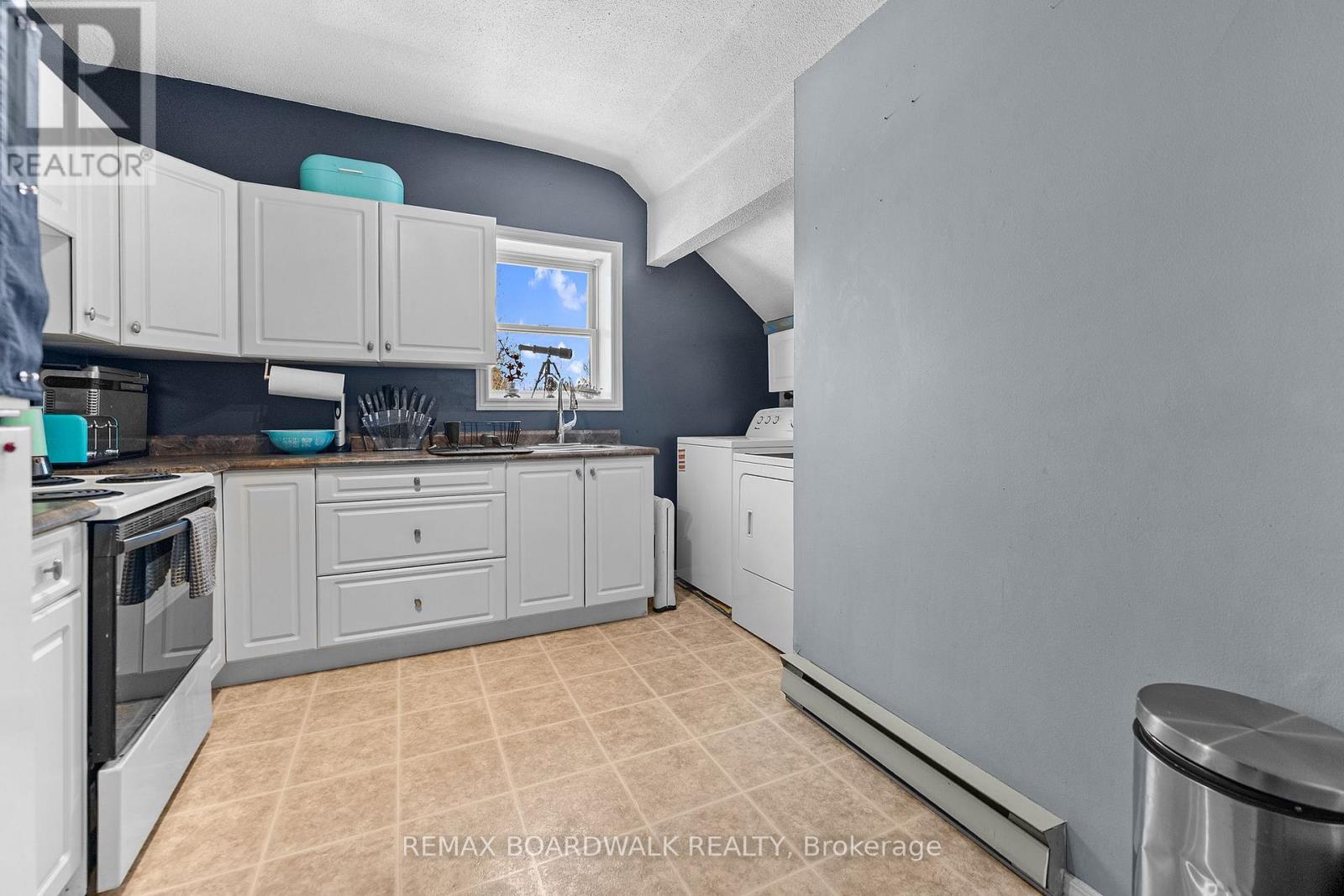 211 St.lawrence Street Property Photo 38