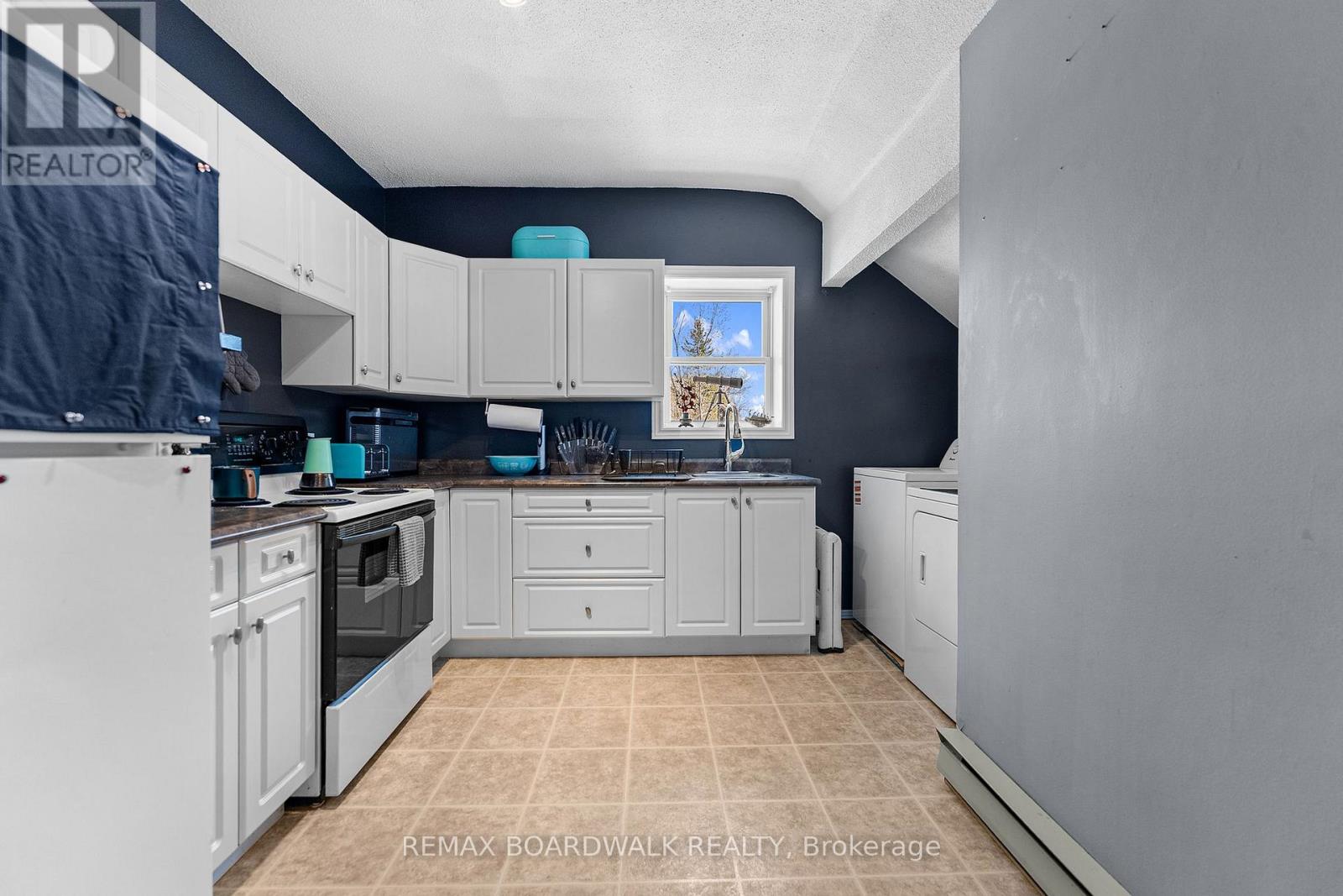 211 St.lawrence Street Property Photo 40