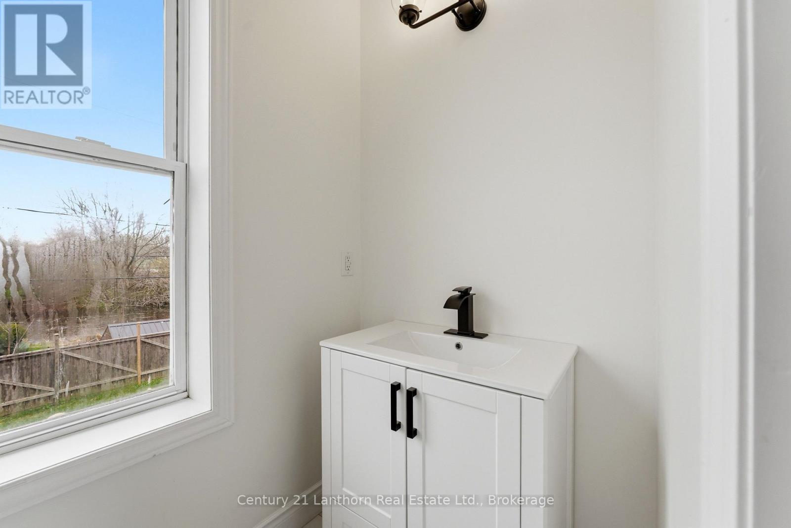16 Store Street Property Photo 34