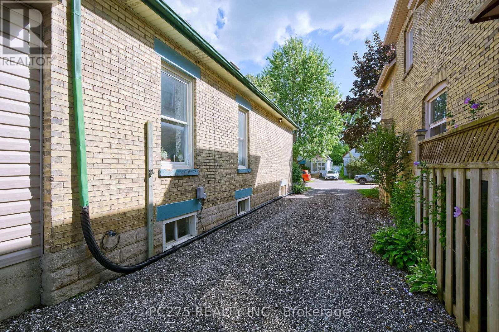 20 Maple Street Property Photo 36